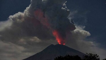 Gunung Agung Kembali Erupsi, Lontarkan Lava Pijar Sejauh 1 Km dari Kawah