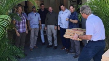 George Bush Bagi-bagi Pizza ke Intelijen Yang Bekerja Tanpa Digaji Selama Shutdown