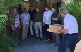 George Bush Bagi-bagi Pizza ke Intelijen Yang Bekerja Tanpa Digaji Selama Shutdown