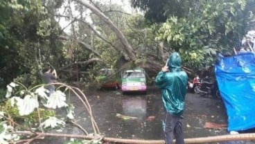 Angin Puting Beliung di Bekasi Sebabkan Belasan Ruko Rusak