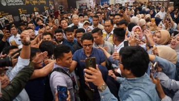 Milenial Bandung Berebut Foto Bareng Sandiaga Uno