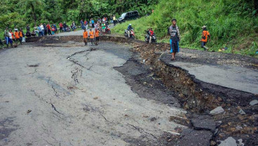 Jalan Ambles di Jalur Pekalongan - Banjarnegara