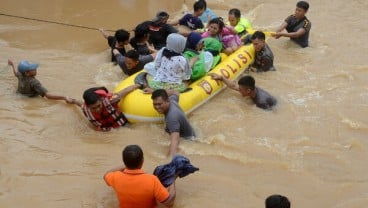 2.831 Personel Polri Bantu Evakuasi Korban Banjir Sulawesi Selatan