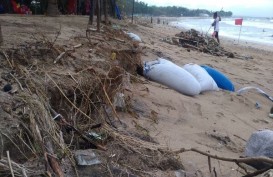 Petugas Bekerja Keras Tangani Sampah Kiriman di Pantai Kuta