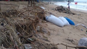 Petugas Bekerja Keras Tangani Sampah Kiriman di Pantai Kuta