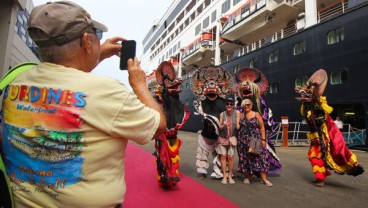 MS Maasdam Bawa 1.213 Wisatawan Sandar di Tanjung Emas