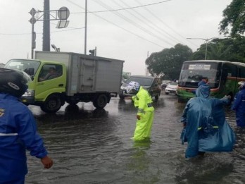 Diguyur Hujan Deras, 16 Titik Ruas Jalan di Jakarta Tergenang Air
