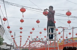 Antusiasme Wisatawan Menikmati Cap Go Meh di Singkawang Tinggi