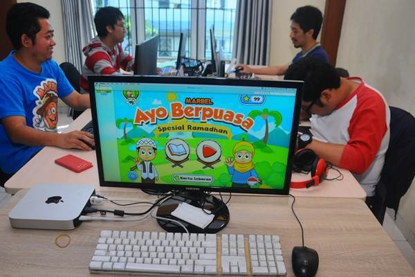 Pekerja kreatif mendesain animasi saat membuat game edukasi Islami, di Salatiga, Jawa Tengah, Selasa (30/5). - Antara/Aloysius Jarot Nugroho
