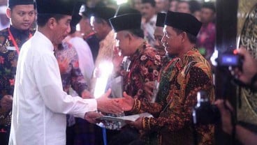 Presiden Jokowi Bagikan 253 Sertifikat Wakaf di Ngawi