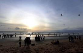 Anak Usaha PLN Bersih- bersih Sampah di Pantai Kuta
