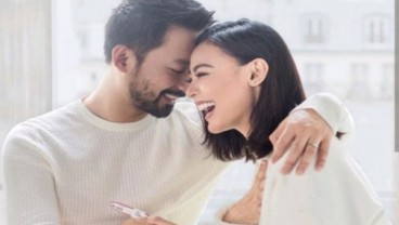 Model Whulandary Hamil Anak Pertama