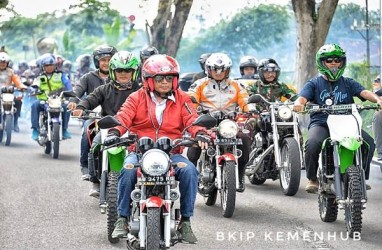 Sosialisasi ‘Safety Driving’, Menhub Budi Karya Sambangi Sopir Angkot Surabaya