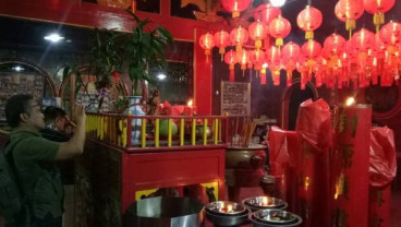 Sambut Imlek, Anies Kunjungi Vihara Dharma Bakti