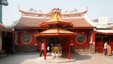 Turis dan Pencari Angpao Turut Ramaikan Vihara Dharma Bakti