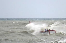 Kapal Pecah Dihantam Ombak, 2 Nelayan Cilacap Hilang