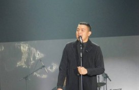 Konser ‘Monokrom’, Tulus Bikin Penggemarnya Berdehem Sendu