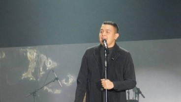 Konser ‘Monokrom’, Tulus Bikin Penggemarnya Berdehem Sendu