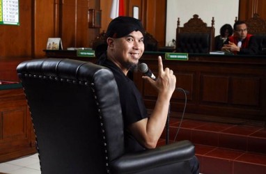 Disidang di Surabaya, Ahmad Dhani Acungkan 2 Jari dan Tersenyum