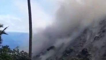 Lava Beku Gunung Karangetang Kepulkan Awan Panas, Suhunya 1.200 Derajat Celcius