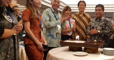 Saat akan memulai Rapimnas,  Ketua Perhimpunan Hotel dan Restoran Indonesia (PHRI) Hariyadi Sukamdani mendapat kejutan ulang tahun yang Ke-54 dari rekan-rekan PHRI Nasional./Bisnis-Yanita Petriella 
