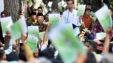 Presiden Serahkan 42 SK Hutan Sosial untuk 8.941 KK di Cianjur