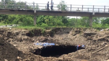 Lubang di Tengah Sungai di Kalasan Jadi Perbincangan