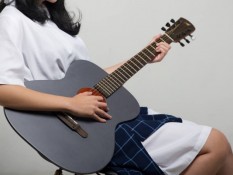 Fakta Gitar Tertipis Buatan Anak Bangsa yang Ditandatangani Jokowi