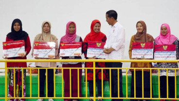 Jokowi Serahkan Bansos PKH & BNPT ke 1.055 Keluarga di Depok