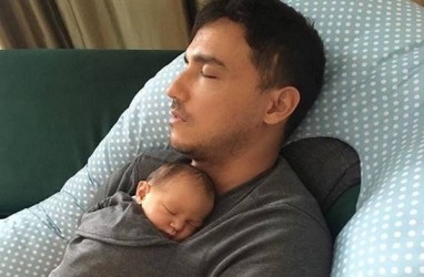 Raisa Melahirkan, Foto Hamish Daud Gendong Putrinya Saat Tidur Banjir Pujian