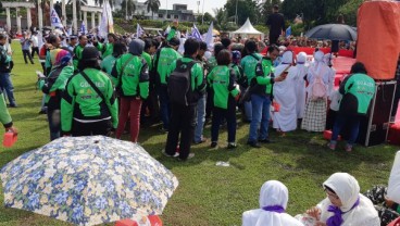 Ribuan Warga Jatim Menantikan Gubernur Khofifah di Tugu Pahlawan