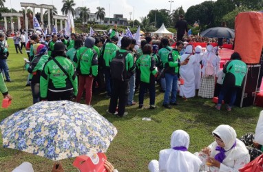 Ribuan Warga Jatim Menantikan Gubernur Khofifah di Tugu Pahlawan