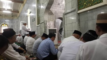 Salat Jumat di Masjid Kauman Semarang, Prabowo Tempati Saf Pertama