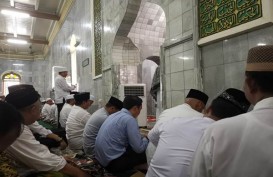 Salat Jumat di Masjid Kauman Semarang, Prabowo Tempati Saf Pertama