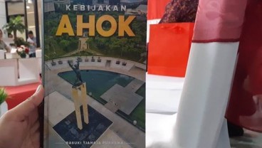 Calon Wagub DKI Asal PKS Ahmad Syaikhu Dihadiahi Buku Kebijakan Ahok