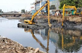 Musim Hujan, Pemprov DKI Kesulitan Keruk Sampah Sungai Pakai Eskavator 