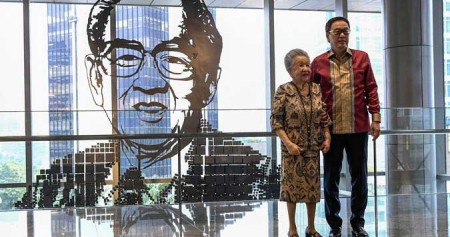 Istri pendiri Astra International Ibu Lily Soeryadjaya (kiri) bersama Presiden Direktur PT Astra International Prijono Sugiarto (kanan) berada di depan patung William Soeryadjaya pendiri Astra Internasional saat peresmian Menara Astra di Jakarta, Rabu (20/2/2019)./ANTARA-Hafidz Mubarak A