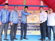 6 SD di Banten Terima Bantuan Buku dan Mebel