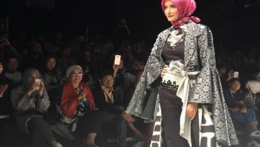 Desainer Dian Pelangi dan Itang Yunasz  Unjuk Gigi di New York Fashion Week 2019