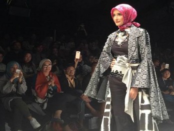 Desainer Dian Pelangi dan Itang Yunasz  Unjuk Gigi di New York Fashion Week 2019