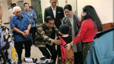 Jokowi Jenguk Anak Denada di Singapura Sambil Bawa Boneka. Ini Videonya