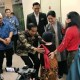 Jokowi Jenguk Anak Denada di Singapura Sambil Bawa Boneka. Ini Videonya