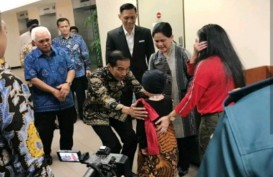 Jokowi Jenguk Anak Denada di Singapura Sambil Bawa Boneka. Ini Videonya