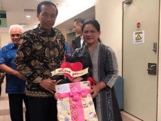 Video Jokowi Beri Hello Kitty untuk Anak Denada, Shakira Aurum, Melompat Gembira