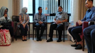 Ditemani Istri dan Ibu, Sandiaga Uno Jenguk Bu Ani Yudhoyono