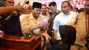 Prabowo Teteskan Air Mata Saat Terima Celengan Anak SD