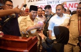 Prabowo Teteskan Air Mata Saat Terima Celengan Anak SD