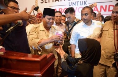 Prabowo Teteskan Air Mata Saat Terima Celengan Anak SD