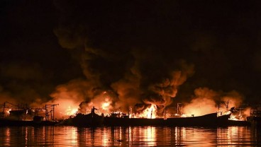 Bangkai Kapal Ikan Muara Baru Hanyut ke Tanjung Priok