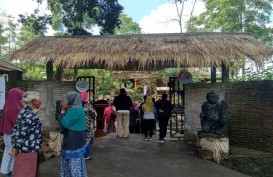Cerita Khas Uniknya Pasar Mbatok, Bertransaksi dengan Kayu